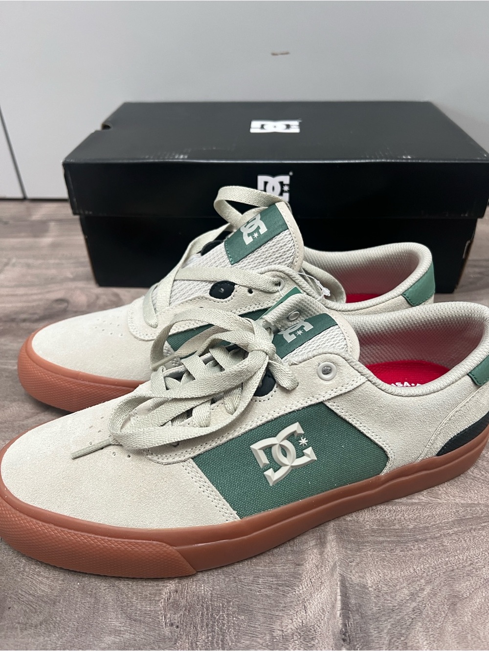 DC Teknic S Skate Shoe - Tan / Green
